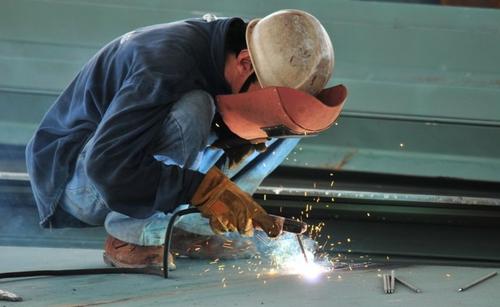 使用電焊煙塵凈化器和改善工作環(huán)境哪個更環(huán)保.jpg 使用電焊煙塵凈化器和改善工作環(huán)境哪個更環(huán)保.jpg